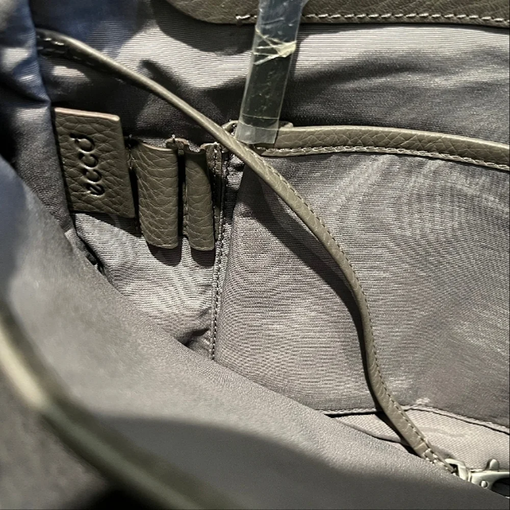 Rare Ecco Unisex Ely Grey Pebbled Leather Messenger Bag is Pristine
